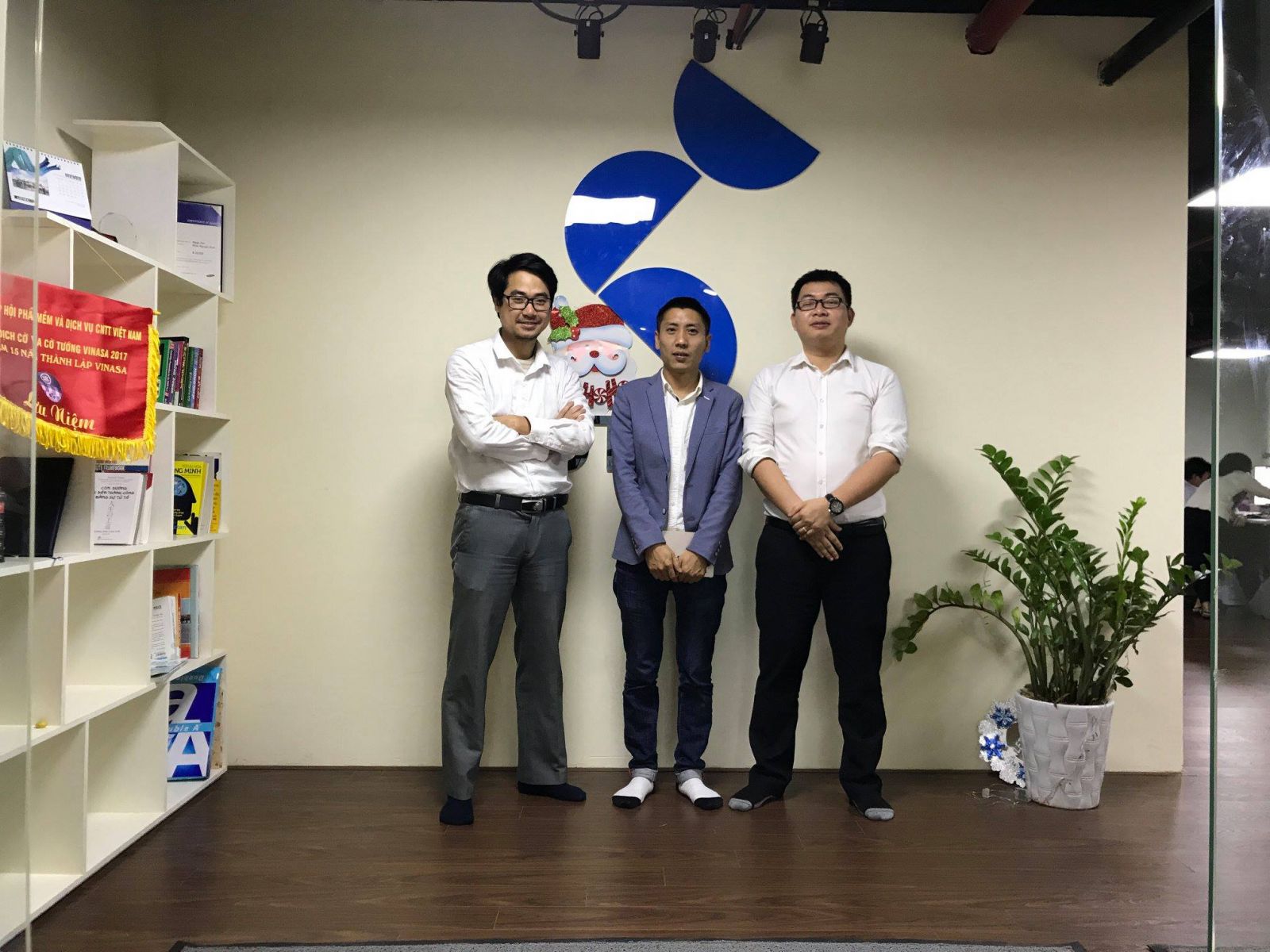 Senior Project Manager of China Communications Services visit SotaTek 's office