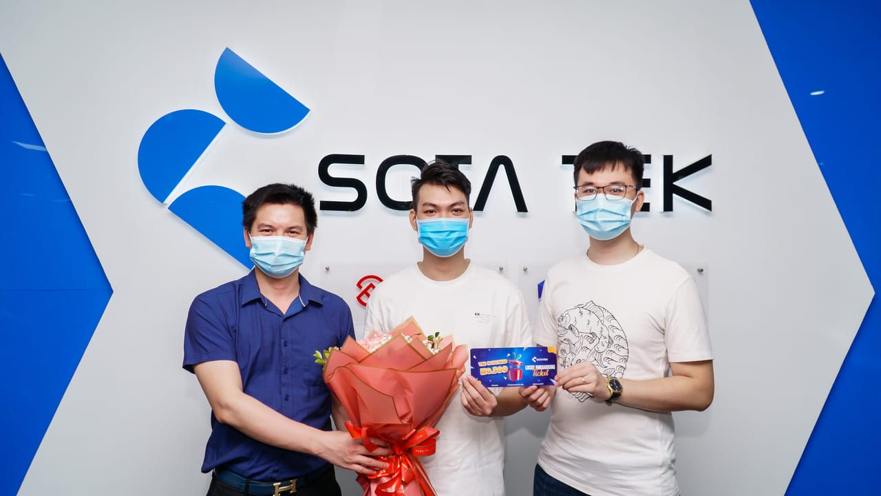 The 500th member of SotaTek receives flowers and gifts