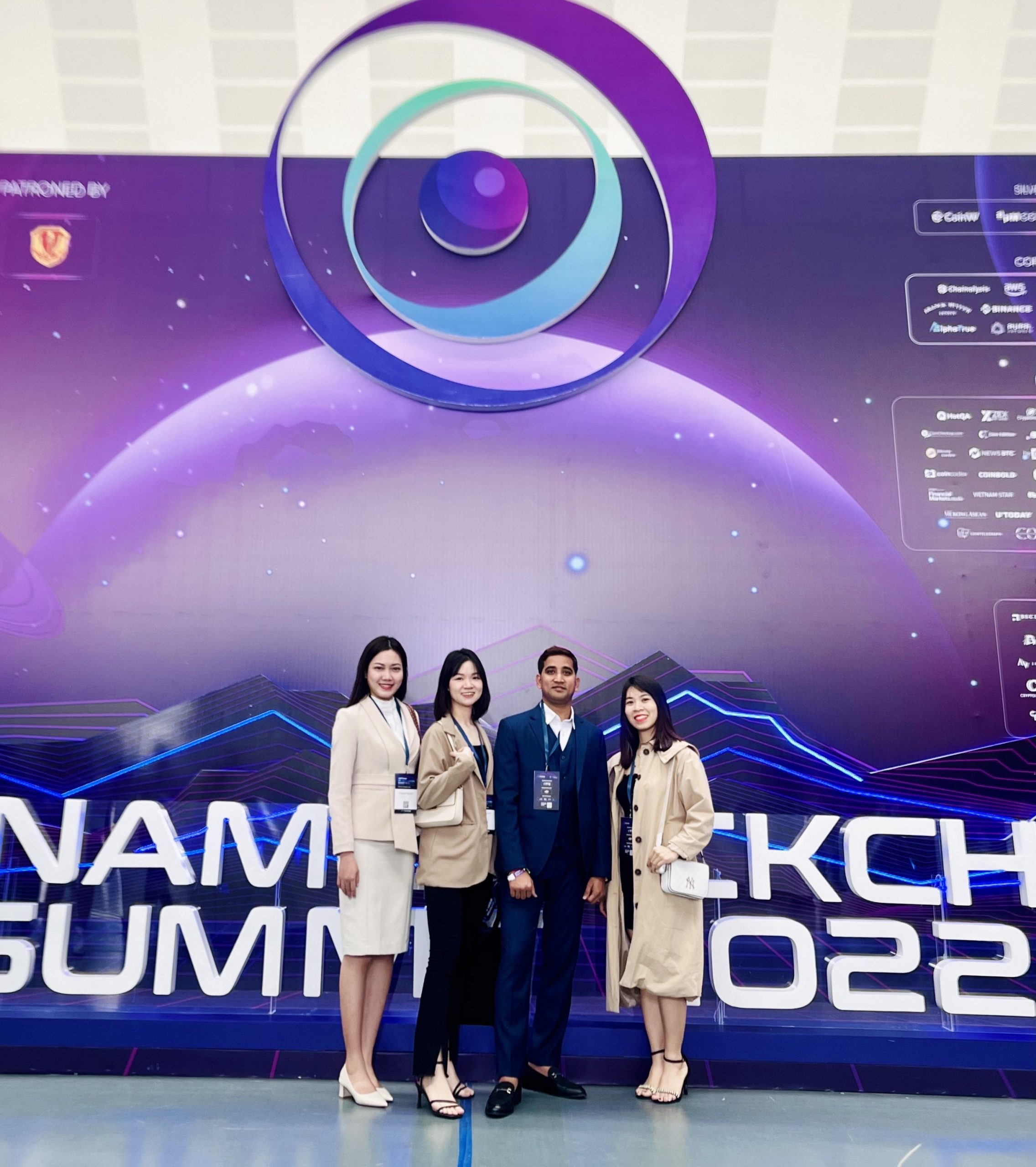 SotaTek and Bibox representatives at Vietnam Blockchain Summit 2022